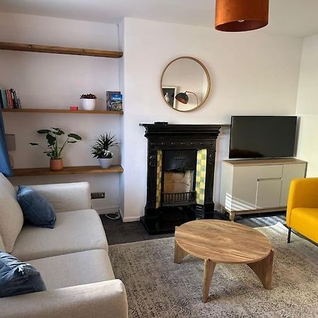 Appartamento Revamped Holywood Town Centre House Esterno foto