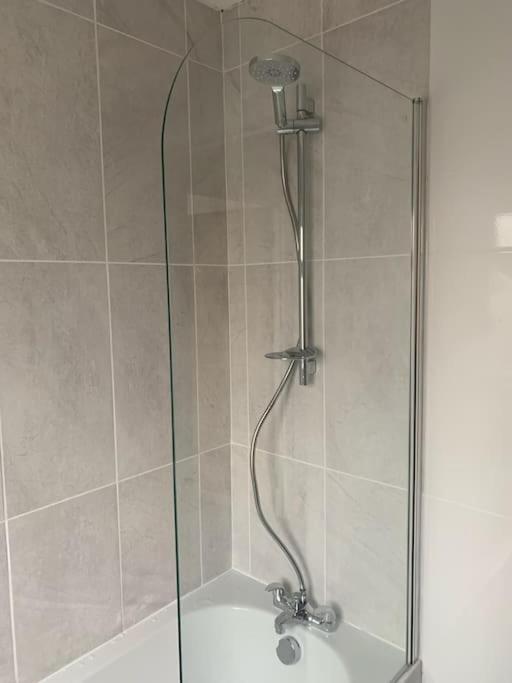 Appartamento Revamped Holywood Town Centre House Esterno foto