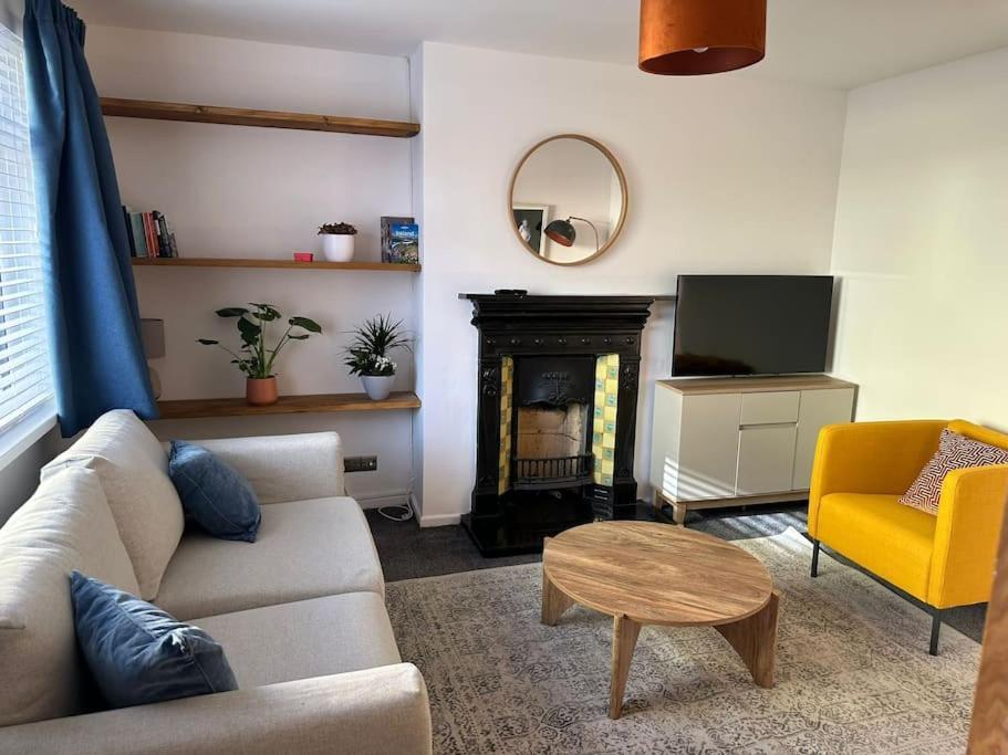 Appartamento Revamped Holywood Town Centre House Esterno foto