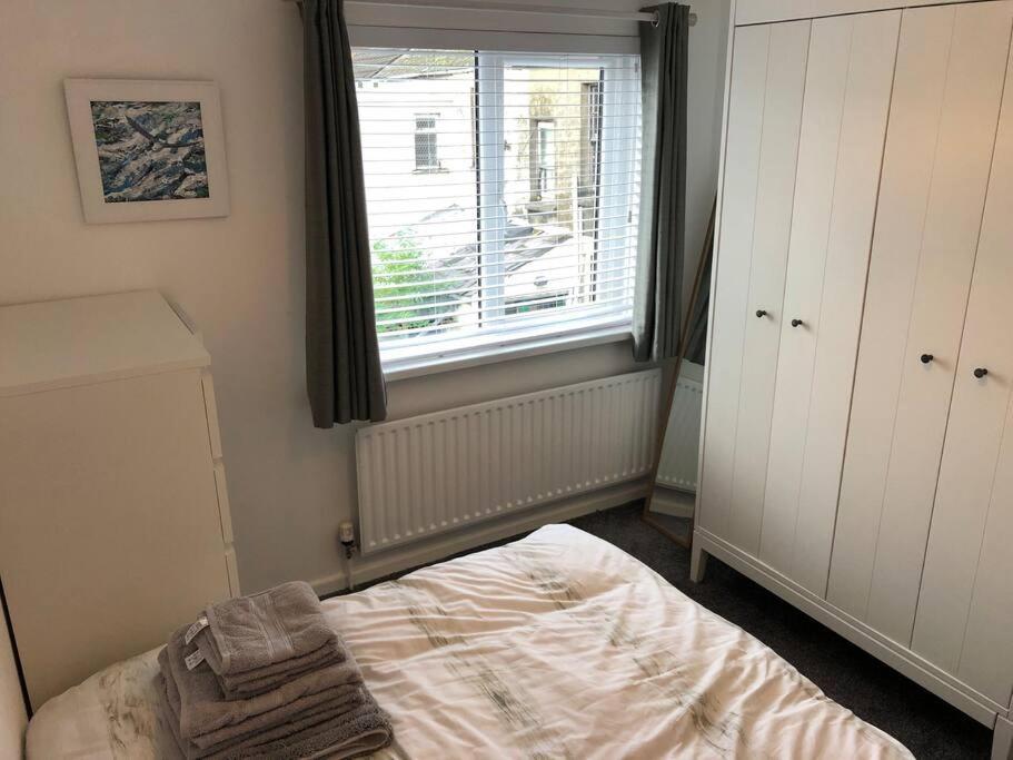 Appartamento Revamped Holywood Town Centre House Esterno foto