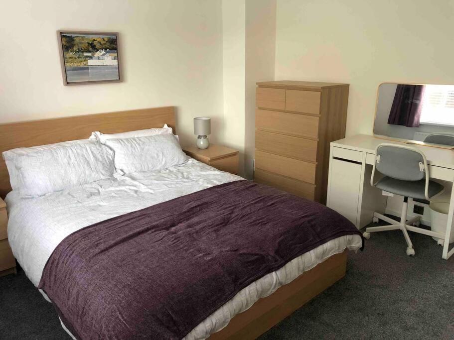 Appartamento Revamped Holywood Town Centre House Esterno foto