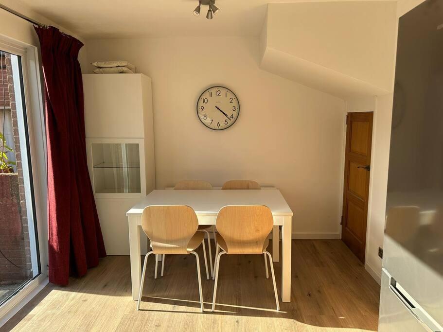 Appartamento Revamped Holywood Town Centre House Esterno foto