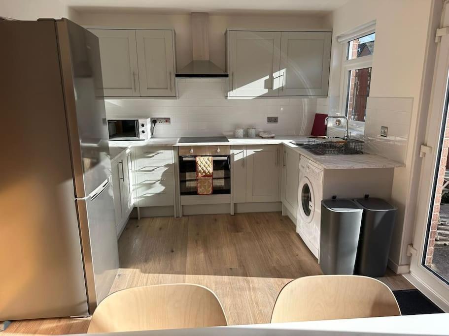 Appartamento Revamped Holywood Town Centre House Esterno foto