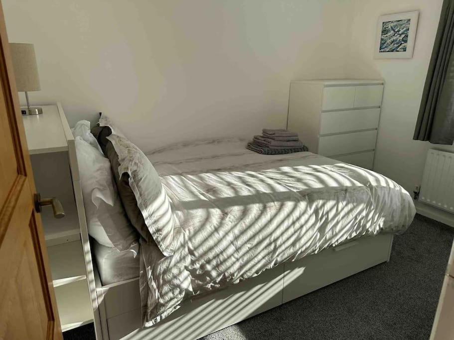 Appartamento Revamped Holywood Town Centre House Esterno foto