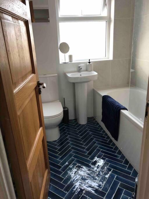 Appartamento Revamped Holywood Town Centre House Esterno foto