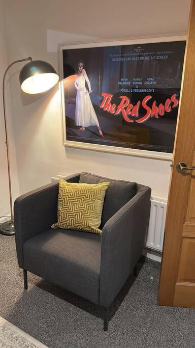Appartamento Revamped Holywood Town Centre House Esterno foto