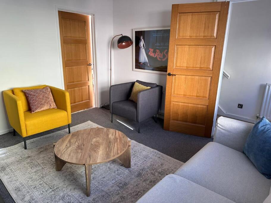 Appartamento Revamped Holywood Town Centre House Esterno foto
