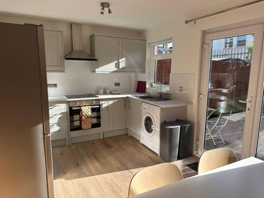 Appartamento Revamped Holywood Town Centre House Esterno foto