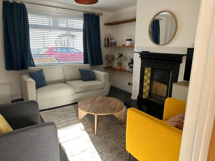Appartamento Revamped Holywood Town Centre House Esterno foto