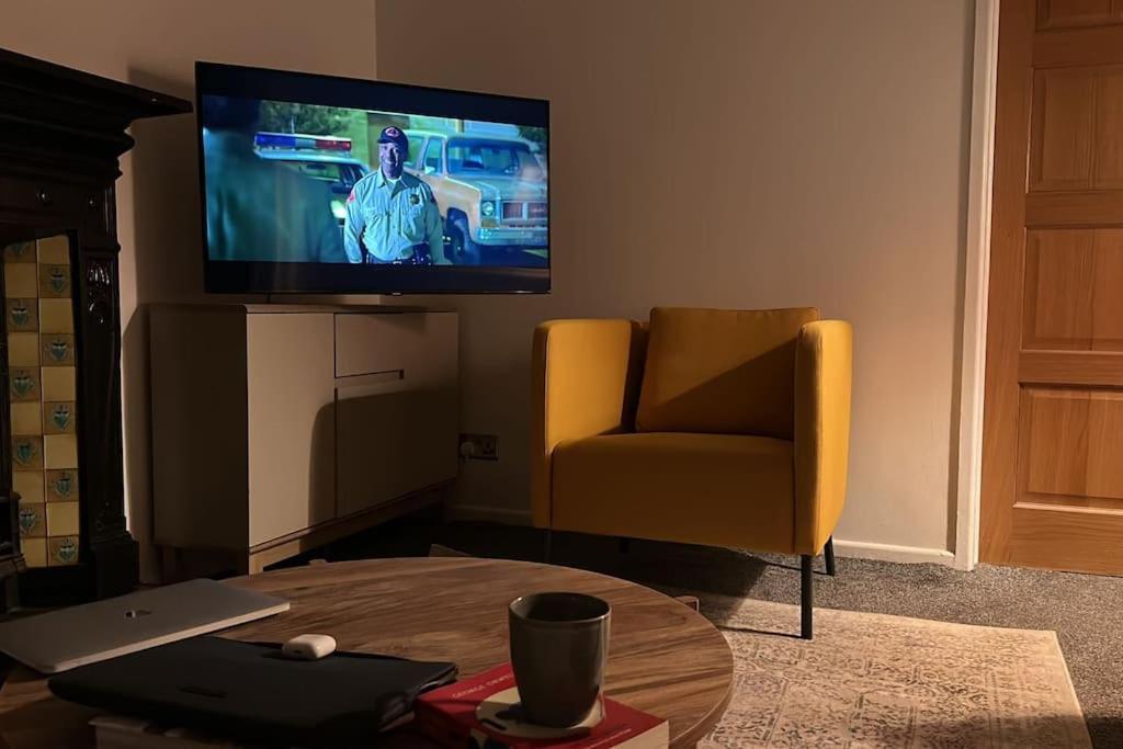 Appartamento Revamped Holywood Town Centre House Esterno foto